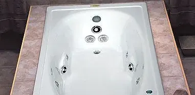 Banh. Gina marca Jacuzzi.