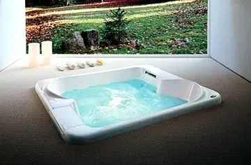 Banheira Aura 1,81 x 1,52 x 0,51 em Gel Coat marca Jacuzzi.
